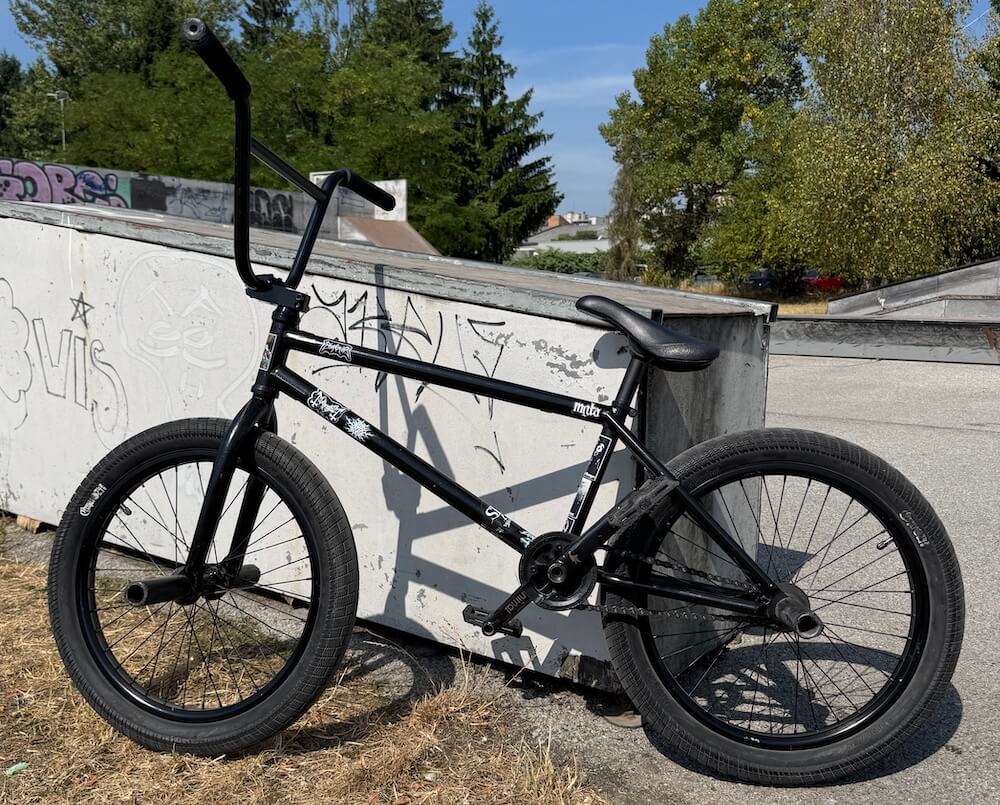 bmx with no brakes looks more minimalist