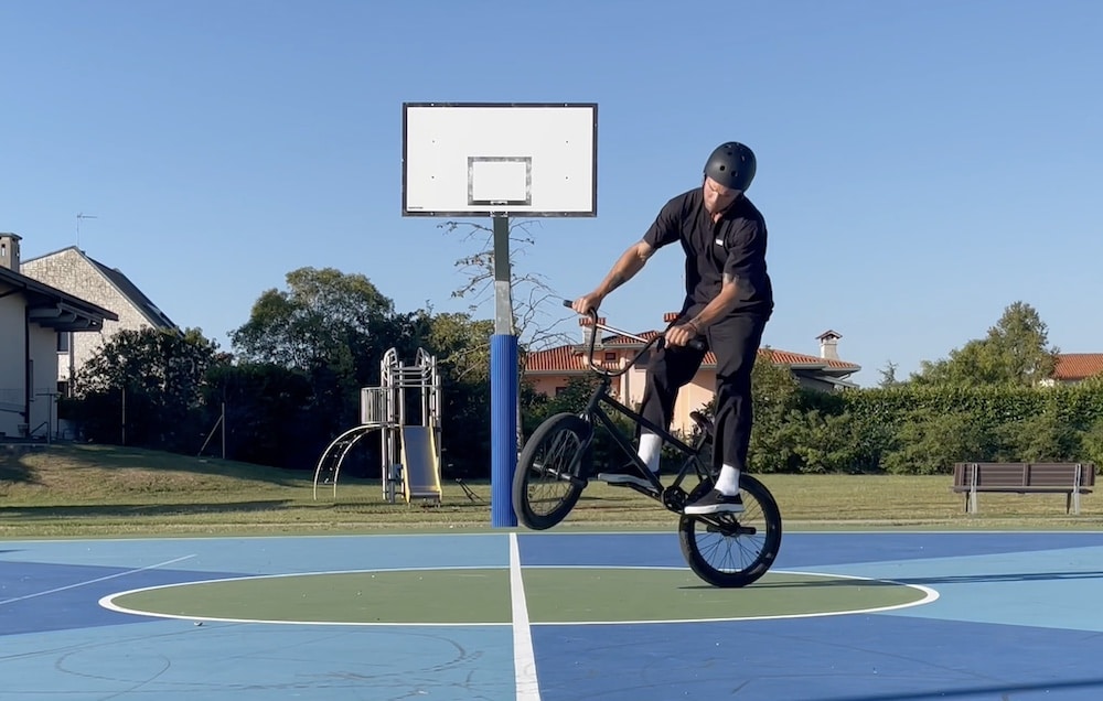 execute the hop to do a 180 on bmx