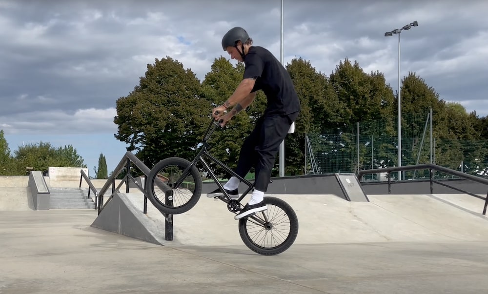 pull up front wheel to bunny hop bmx