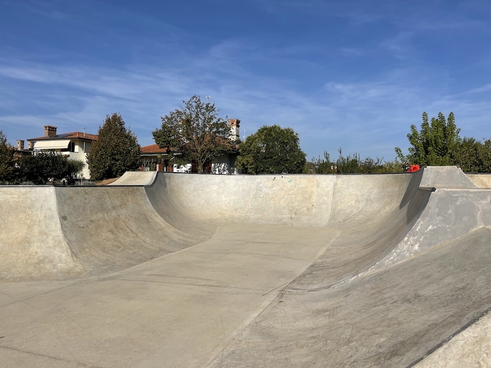 skatepark bowl