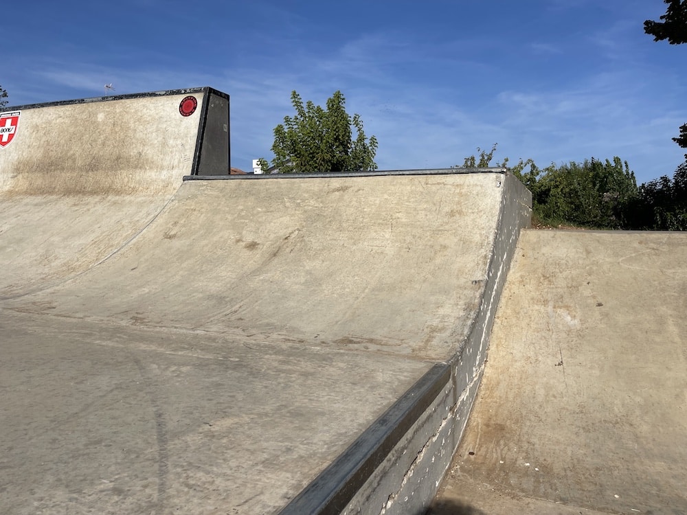 skatepark quarter pipe